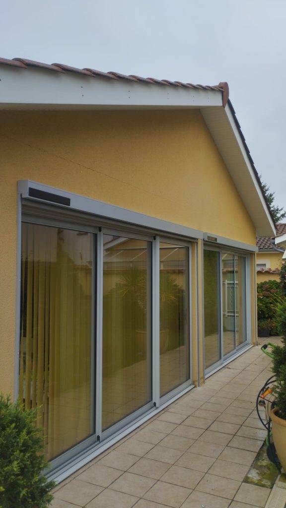 Store coffre solaire toile microperforée "Soltis"