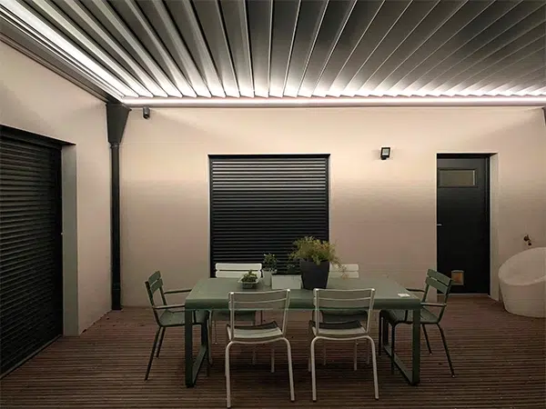 Pergolation Bioclimatique à lames orientables Option Confort Lyon Fenetres