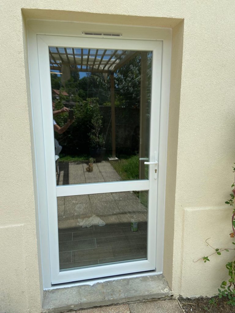 Porte d'entrée PVC vitrée avec traverse intermédiaire