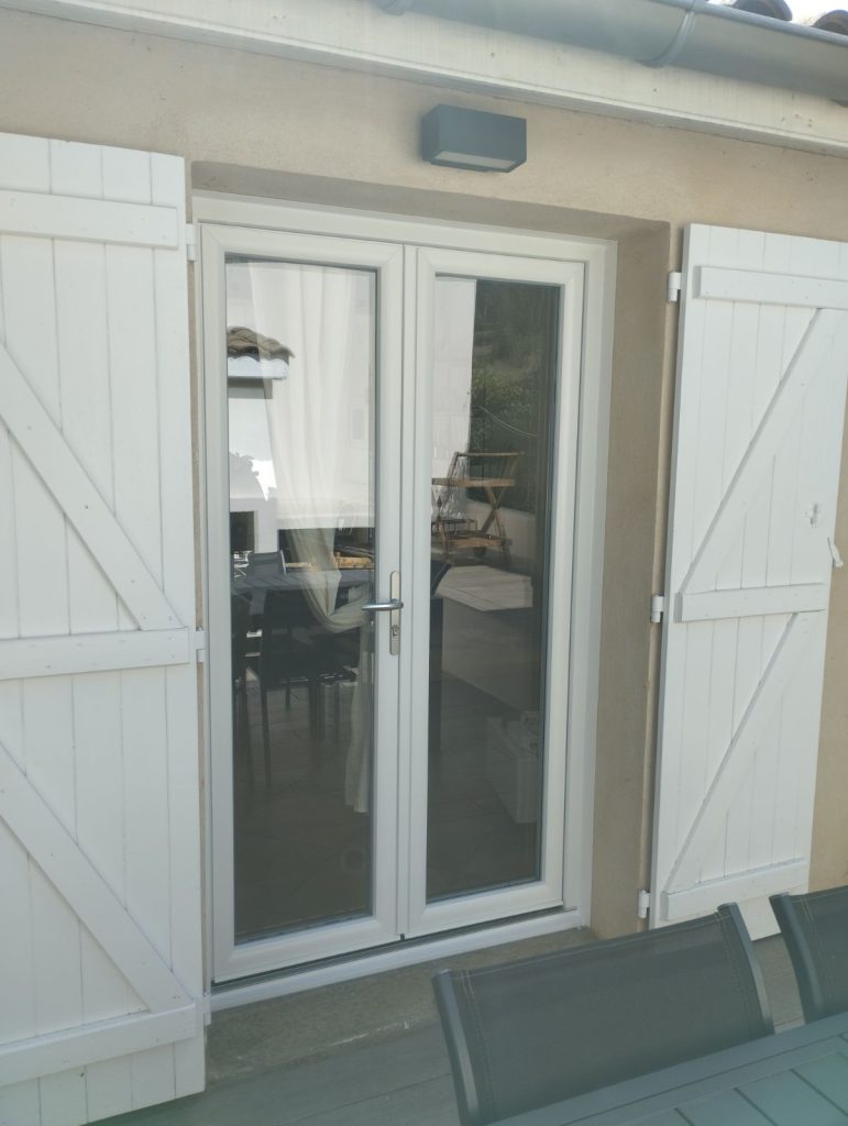 Porte fenêtre PVC avec serrure