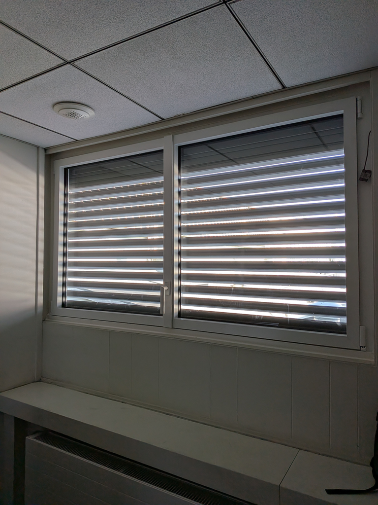 Volet roulant solaire a lames orientables et menuiserie
aluminium avec battue centrée mince
